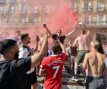 Bilbao ya acoge a los primeros aficionados del Tottenham y Manchester United, que disputarán la final de la Europa League en San Mamés. La ciudad vive un ambiente vibrante, con la final como protagonista en calles.