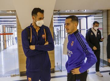 Saludo entre Busquets y Lucas Vázquez.