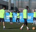 La burla de Luis Suárez a Arda Turan en el entrenamiento