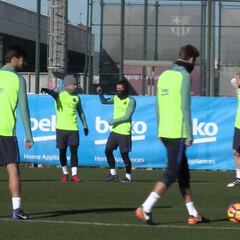 El vacile de Luis Suárez a Arda Turan en el entrenamiento