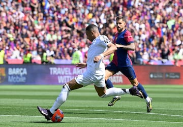 El delantero franc¨¦s del Real Madrid marca el 0-2 al FC Barcelona.