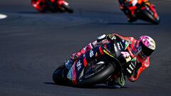 Aleix Espargar&oacute; pilota la Aprilia de MotoGP durante los test de Misano.