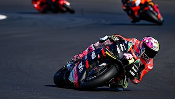 Aleix Espargar&oacute; pilota la Aprilia de MotoGP durante los test de Misano.