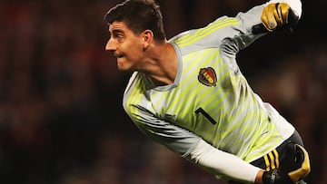 Courtois viste guantes dorados en el amistoso de Bélgica.