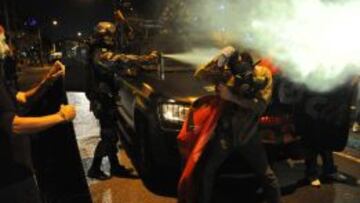 Un polic&iacute;a utiliza gas ante los protestantes en Maracan&aacute;.