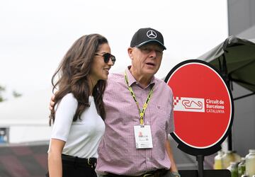Steve Russell, programador y cient¨ªfico, conocido por haber creado en 1961 Spacewar!, uno de los primeros videojuegos, y Carmen Montero Mundt en el Paddock del Gran Premio de Barcelona que se disputa en el circuito de Barcelona-Catalu?a.