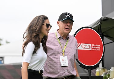 Steve Russell, programador y científico, conocido por haber creado en 1961 Spacewar!, uno de los primeros videojuegos, y Carmen Montero Mundt en el Paddock del Gran Premio de Barcelona que se disputa en el circuito de Barcelona-Cataluña.