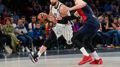 VITORIA (PAÍS VASCO), 19/04/2024.- El alero lituano del Baskonia Tadas Sedekerskis (d) defiende al alero de Georgia Tornike Shengelia (i) del Virtus Bolonia este viernes, durante un partido de la Euroliga de baloncesto, entre el Baskonia y el Virtus Bolonia, en Vitoria (País Vasco). EFE/ Adrian Ruiz Hierro
