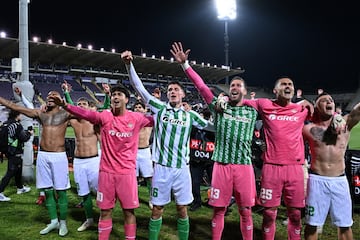 Los jugadores del Betis celebran el pase a su primera final europea tras finalizar el encuentro.