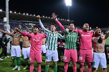 Los jugadores del Betis celebran el pase a su primera final europea tras finalizar el encuentro.
