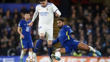 Federico Valverde se lleva el bal&oacute;n ante la presencia de Ruben Loftus-Cheek, del Chelsea.