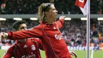 <b>EL HÉROE. Fernando Torres celebra el golazo que puso por delante al Liverpool en compañía de Xabi Alonso.</b>