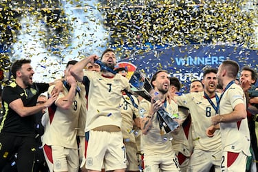 Mario Rivillos Plaza levanta el trofeo de la Eurocopa de Fútbol Sala de la UEFA 2026.