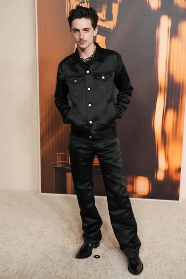 Timothee Chalamet posa durante la alfombra roja de la recepción de los nominados a los Oscar 2025 en la Academy Museum of Motion Pictures de Los Angeles.
