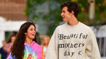 Shawn Mendes y Camila Cabello caminando en  Dumbo Brooklyn, New York. Agosto 9, 2019.