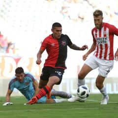 Colombiano Otero marca dos goles en triunfo de Estudiantes