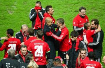 EL Bayern de Munich campeón de la Bundesliga. Guardiola felicita a Schweinsteiger.