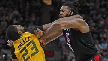 GFX01. SALT LAKE CITY (ESTADOS UNIDOS), 05/04/2018.- Royce O'Neale (i) de Utah Jazz en acción ante DeAndre Jordan (d) de Los Ángeles Clippers hoy, jueves 5 de abril de 2018, durante un partido de la NBA disputado en el Energy Solutions