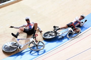 Los estadounidenses Adrian Hegyvary yGavin Hoover chocan en la final de  ciclismo en pista masculino.