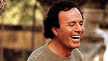 Julio Iglesias: "Lo del Real Madrid ayer fue un desastre"