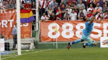 Bravo supo y pudo mantener su portería sin encajar ningún gol, aunque para ello tuvo que hacer paradas de mucho mérito.