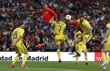 Sergio Ramos, Pontus Jansson y Rodrigo Moreno.