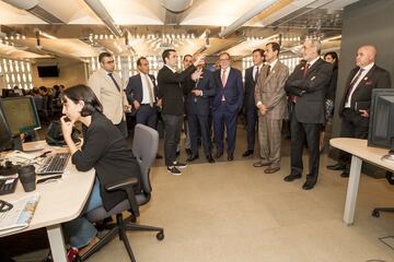 Juan Luis Cebrián, presidente de Prisa, junto a Shk. Khalid bin Thani bin Abdullah Al Thani, vicepresidente de Dar Al Sharq en su visita a la redacción de El País.