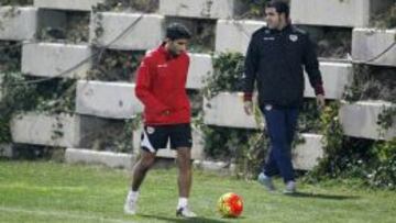 Özbiliz entrenando con el Rayo.