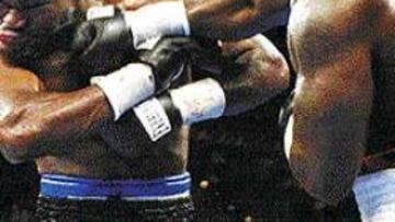 <b>SUFRIÓ.</B> Toney le pegó una paliza al ex campeón de los pesados.