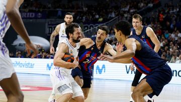 Sergio Llull, del Real Madrid, penetra a canasta entre Laprovittola y Da Silva, del Barça.