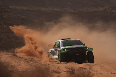 El piloto Eryk Goczal y su copiloto Szymon Gospodarczyk compiten durante la tercera etapa del Rally Dakar.