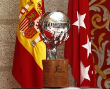 La plantilla del Real Madrid fue recibida en la sede de la Comunidad de Madrid por Cristina Cifuentes.