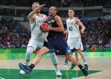 Manu Ginóbili. Se retira el mejor jugador de baloncesto de la historia de Argentina. Lideró a su selección para conseguir el oro olímpico en Atenas 2004 y el bronce en Pekín 2008. Uno de los mejores jugadores de la historia del baloncesto ha dicho adiós en estos juegos Olímpicos.  