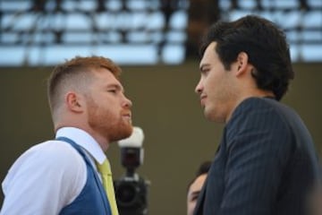 Este sábado 6 de mayo, en la T-Mobile Arena de Las Vegas, se llevará a cabo una pelea largamente esperada por el público mexicano. Dos estrellas mediáticas, impulsadas en sus orígenes por dos televisoras rivales, buscarán demostrar quién es el máximo representante del boxeo nacional. Julio César Chávez Jr. busca redención tras una carrera llena de altibajos y críticas, y Saúl 'Canelo' Álvarez quiere acallar de una vez por todas cualquier duda sobre su calidad.
