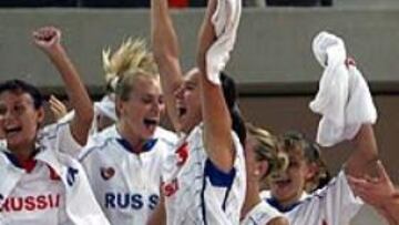 <b>CAMPEONAS. </B>La selección rusa, verdugo de España en semifinales, se ha hecho con el oro tras ganar en la final a la República Checa.