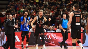 Dzanan Musa celebra el jueves en Mil¨¢n una acci¨®n de Mario Hezonja.