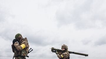 Un soldado del ej&eacute;rcito ucraniano apunta con un misil antia&eacute;reo.