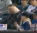 Un fan demanda a la ESPN por mostrarle dormido en el béisbol