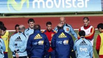 <b>PRIMERA REUNIÓN </b>Del Bosque y su equipo de colaboradores se dirigen a los primeros jugadores convocados para la Eurocopa.