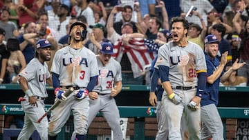 Miami (United States), 18/03/2023.- Mookie Betts (L) and Nolan Arenado of the US celebrate with teammates during the 2023 World Baseball Classic quarterfinal game between USA and Venezuela at loanDepot park baseball stadium in Miami, Florida, USA, 18 March 2023. (Estados Unidos) EFE/EPA/CRISTOBAL HERRERA-ULASHKEVICH
