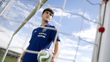 Pau Cubarsí posa para AS en la Ciudad del Fútbol de Las Rozas.