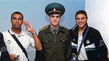 <b>A SUS ÓRDENES</B>.Denilson y Joaquín, custodiados por un policía moldavo.