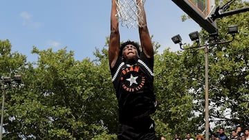 NEW YORK, NY - AUGUST 18: James Wiseman #23 of Team Ramsey dunks as Jalen Green #4 of Team Stanley defends during the SLAM Summer Classic 2018 at Dyckman Park on August 18, 2018 in New York City.   Elsa/Getty Images/AFP
 == FOR NEWSPAPERS, INTERNET, TELCOS &amp; TELEVISION USE ONLY ==