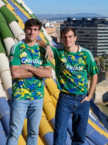 El Real Zaragoza ha presentado este jueves una nueva equipacin verde estampada con colores azules, amarillos y blancos, e inspirada en las cpulas de la Baslica del Pilar, ?como homenaje al lugar ms emblemtico de la ciudad, ya que tiene los caractersticos colores de las tejas que la coronan?. Los modelos encargados de presentarla han sido Francho y Azn.