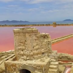 A la venta una isla privada en el mar Mediterráneo: está rodeada de agua rosa