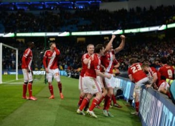 El elenco visitante festeja con todo el gol de Kike.