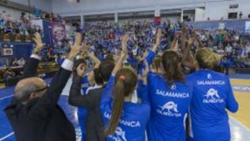 Las jugadoras del Perfumer&iacute;as Avenida celebran el triunfo con la afici&oacute;n salmantina.