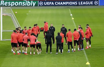 Santiago Solari con el grupo en el centro del campo.