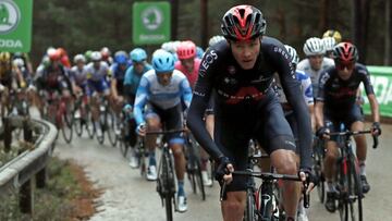 Chris Froome tira del pelotón durante la tercera etapa de La Vuelta 2020.