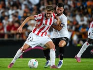 Athletic Bilbao's Spanish forward #23 Robert Navarro (L) vies for the ball with Valencia's Spanish defender #14 Jose Gaya during the Spanish league football match between Valencia CF and Athletic Club Bilbao at the Mestalla stadium in Valencia, on September 20, 2025. (Photo by Jose Jordan / AFP)